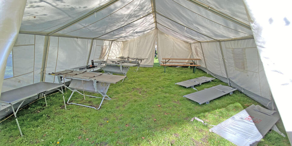 Ein Zelt mit Tragen