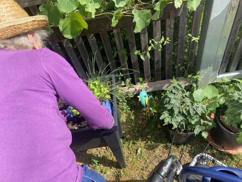 Gartenarbeit in der Johanniter-Tagespflege Bobingen