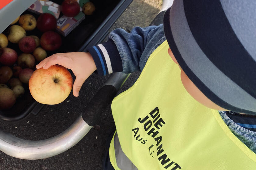 Ein Kind hält einen Apfel