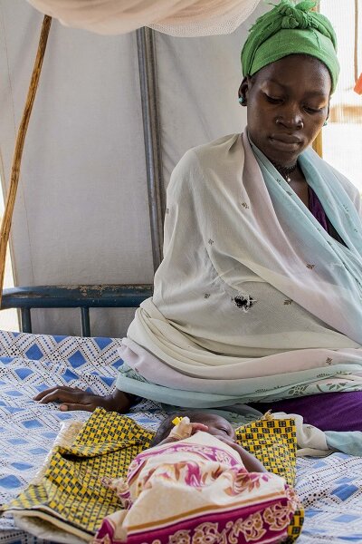 In Obhut genesen: Kleinkinder werden im Stabilisierungszentrum in Südsudan behandelt, die Mütter begleiten sie. 