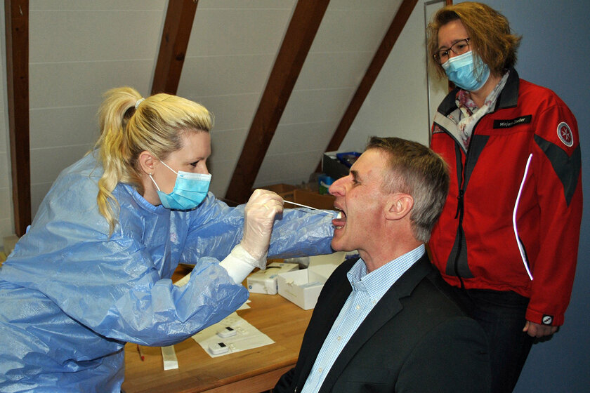 Johanniterin testet den Lamspringer Bürgermeister auf das Corona-Virus. 