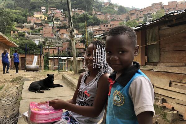 Kinder im Armenviertel von Medellín