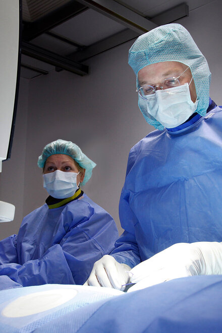 Arzt mit Op-Schwester bei einer Operation