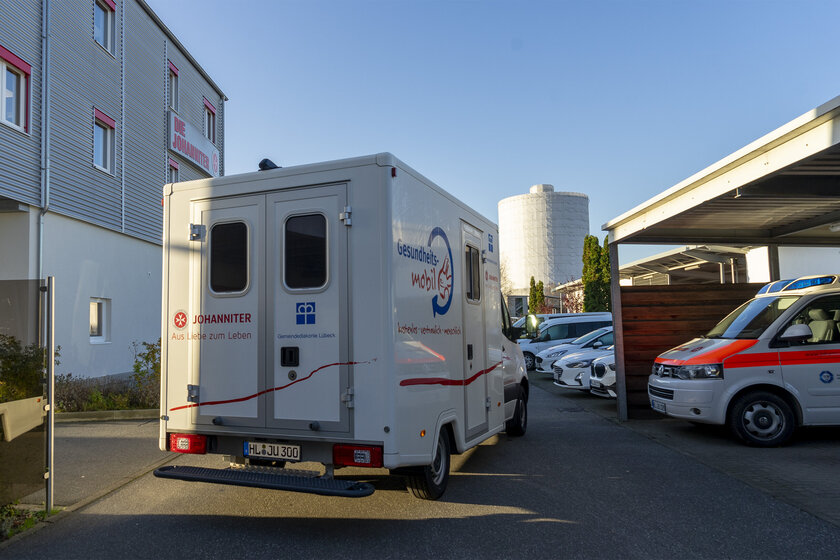 Das Gesundheitsmobil steht auf dem Gelände der Lübecker Geschäftsstelle der Johanniter.