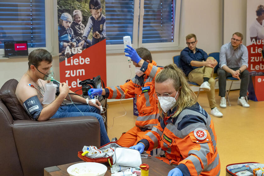Um den Bundestagsabgeordneten Bruno Hönel und Tim Klüssendorf (im Hintergrund, v.l.) einen Eindruck über den Ablauf einer Notfallversorgung zu zeigen, simulierten die Auszubildenden der Johanniter einen Einsatz mit Herzinfarkt.