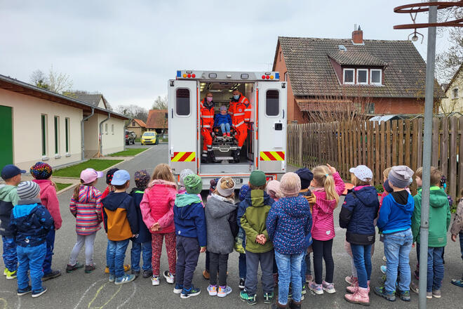 Kinder schauen in einen Rettungswagen