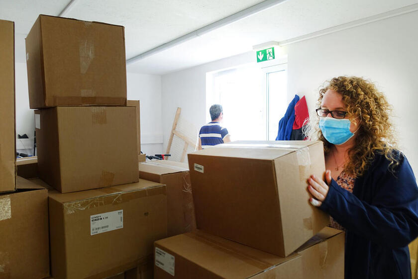 Jessy Carstensen, Sozialberaterin in der Gemeinschaftsunterkunft Travemünde, hilft beim Auspacken und Verteilen der vielen gespendeten Pakete.