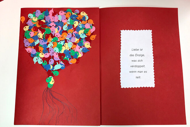 Rote Karte mit einen gebastelten Luftballon-Motiv links und recht einen Gedicht: "Liebe ist das Einzige, was sich verdoppelt, wenn man es teilt."