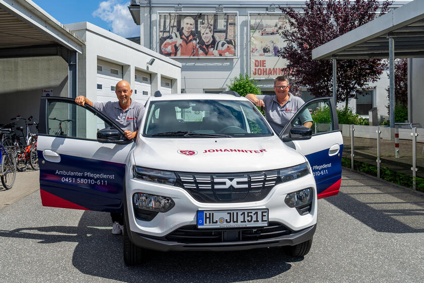 Maik Stypmann und Kirsten Much sind begeistert von den neuen E-Autos, die die Flotte des Ambulanten Pflegedienstes Lübeck ergänzen. Damit fahren sie mit selbst erzeugter Sonnenenergie zu den Kundinnen und Kunden im Stadtgebiet.