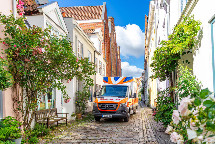 Ein Rettungswagen der Johanniter in Lübeck steht in der Altstadt.