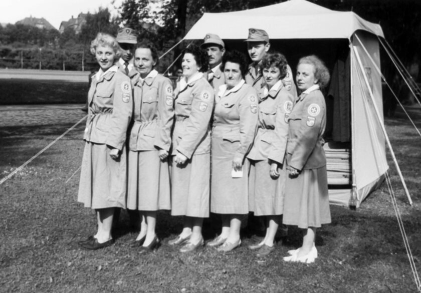 Johanniterinnen mit neuer Dienstbekleidung im Jahr 1954.