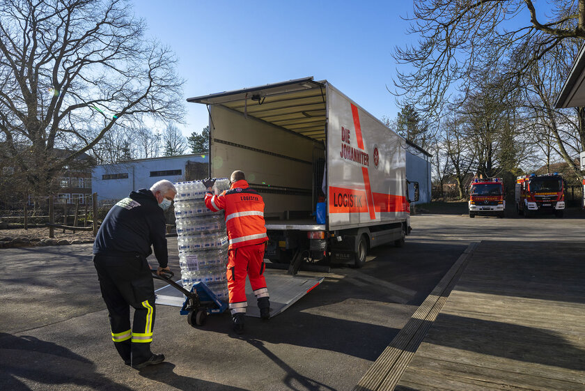 Aufbau einer Notunterkunft in Lübeck