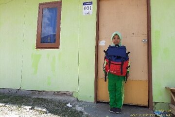 Finza Adelia mit ihrem School-Kit