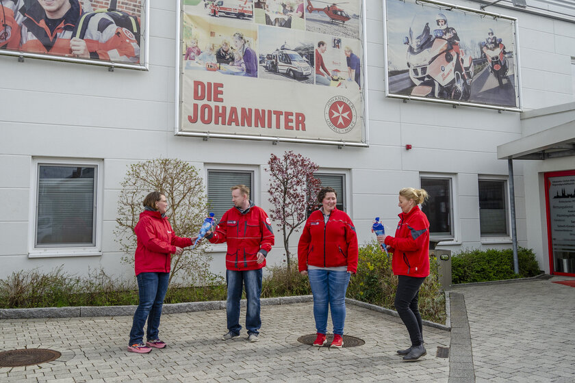 Karina Ristau und Sandra Heinrich vom Pflegedienst Lübeck überreichen Ronny Memmert und Susanne Deuter Schultüten zum Start ihrer Weiterbildung.