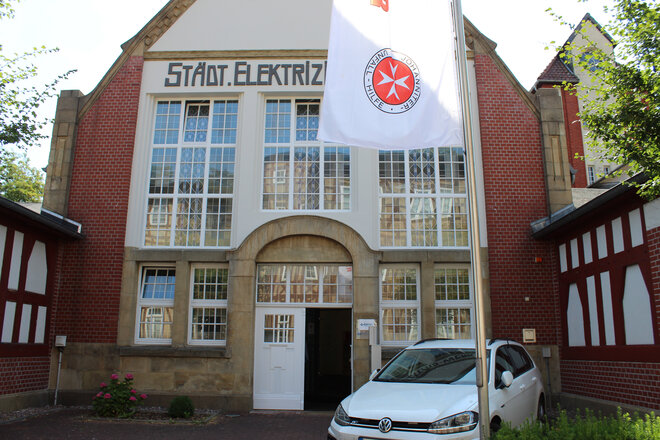 Ein Gebäude mit Johanniter-Fahne