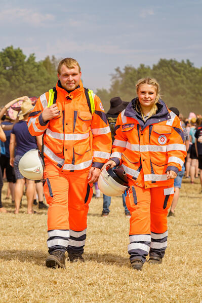 Zwei Helfende Johanniter-Unfall-Hilfe beim Sanitätsdienst auf einem Musikfestival.