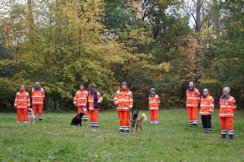 Das Team der Rettungshundestaffel am Tag des Eignungstest unter Einhaltung der Abstandsregeln.