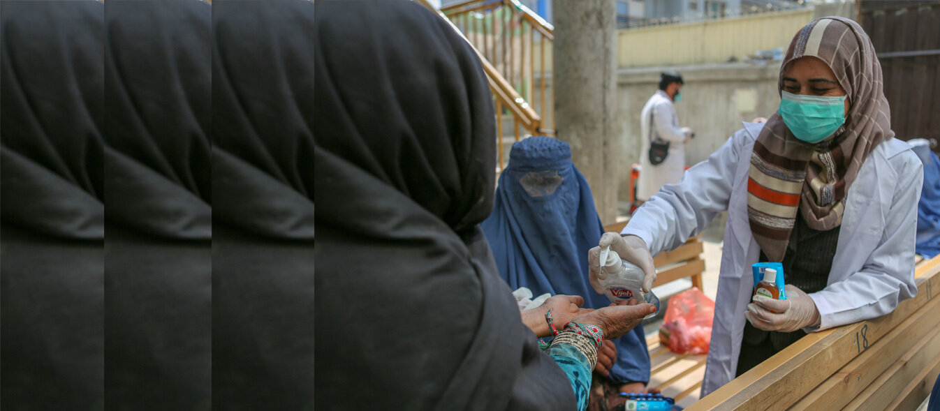 Eine Mitarbeitende unserer Partnerorganisation OHW schult zum Thema Hygiene in Kabul und verteilt Hygienematerialien 