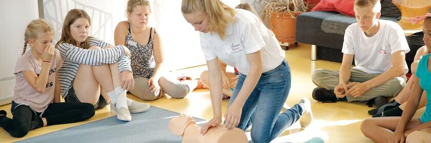 Die Herzensretter-Kurse der Johanniter werden von ausgebildeten Gleichaltrigen durchgeführt.