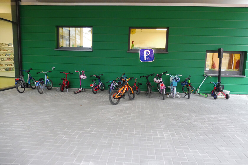 Ein Parkplatz für Roller, Fahrräder und Dreiräder