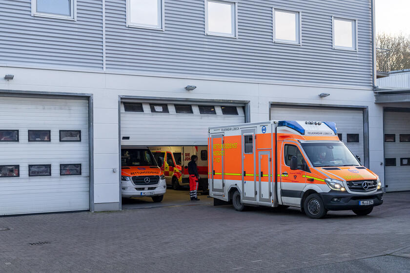 Ein Rettungswagen steht vor den Toren zur Fahrzeughalle der Rettungswache Lübeck.