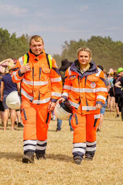 Zwei Helfende Johanniter-Unfall-Hilfe beim Sanitätsdienst auf einem Musikfestival.