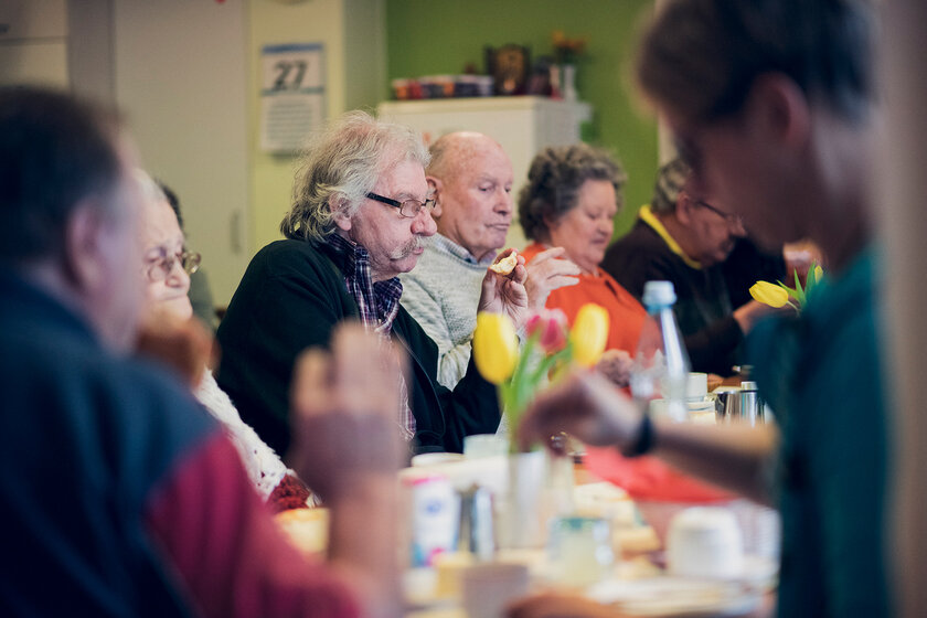 Eine Gruppe aus Bewohnenden frühstückt gemeinsam im Johanniter-Haus Empelde