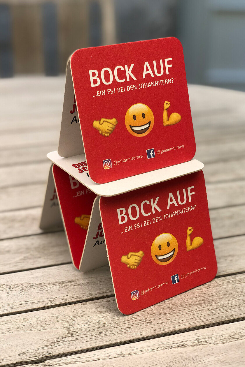 Kartenhaus mit Getränkeuntersetzern mit Aufdruck "Bock auf ein FSJ bei den Johannitern"