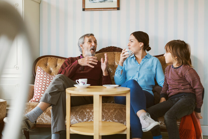 Small-Talk auf dem Sofa zwischen jungen und älteren Menschen