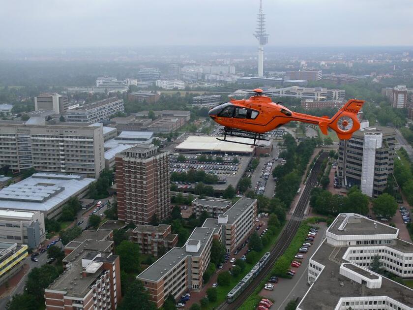 Rettungshubschrauber Christoph 4 im Anflug auf die Medizinische Hochschule Hannover.
