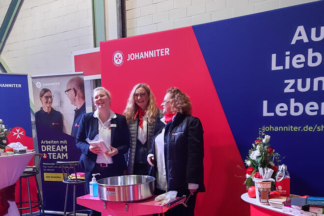 Die Mitarbeitenden der Johanniter-Unfall-Hilfe und der Seniorenhäuser freuen sich auf Interessierte bei der jobmesse Lübeck in der Kulturwerft Gollan.