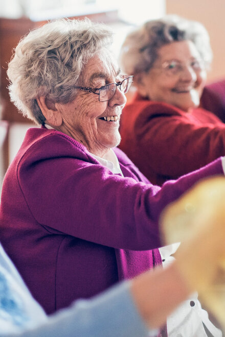 Eine lachende ältere Frau.