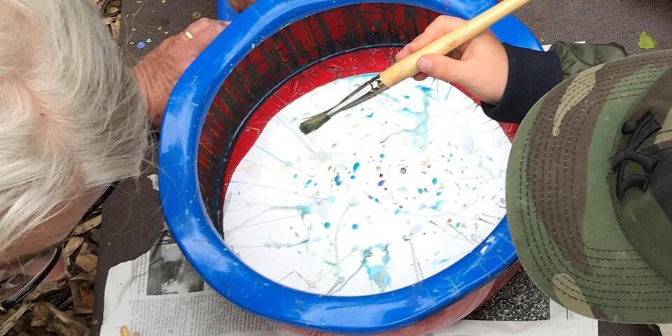 Kinder experimentieren mit Farbe