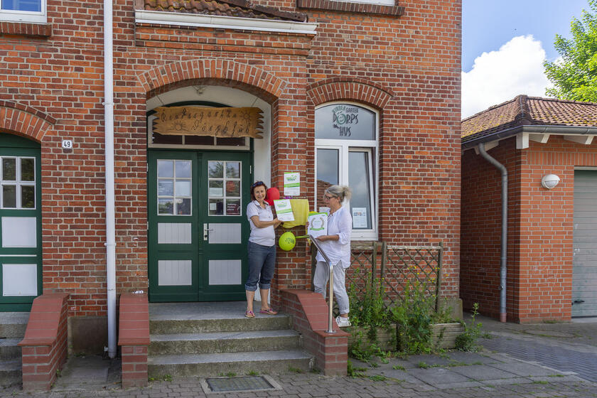 Alexandra Kickhöfer und Diana Ströhl (v.l.) freuen sich über die erneute Zertifizierung als Haus der kleinen Forscher – die Plakette hängt direkt neben dem Eingang der Kita.