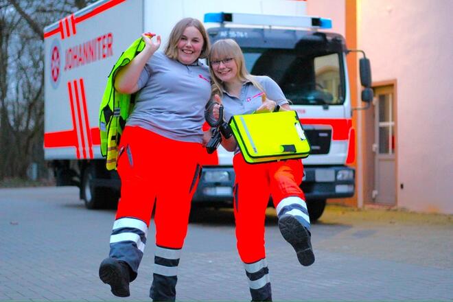 Aileen Rottluff und Mirja Janßen rücken aus der Jugend in die aktive Helferschaft des Ortsverbandes Jeverland.