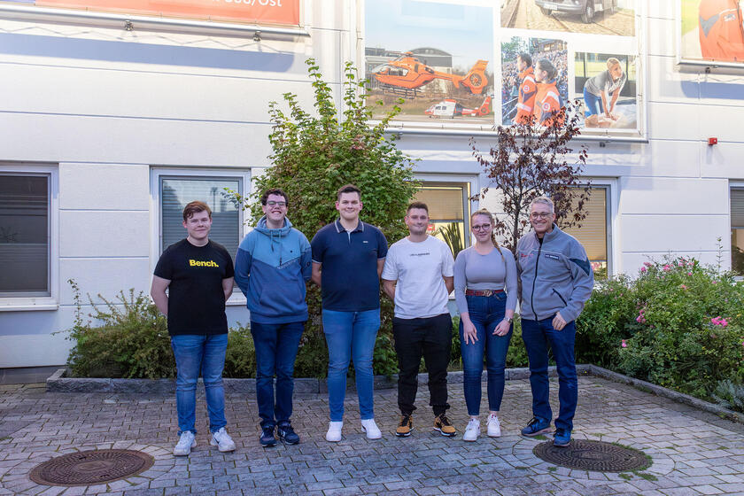 Bereits im August starteten die ersten beiden Auszubildenden zum/zur Notfallsanitäter/in im Kreis Ostholstein, Anfang Oktober kamen drei weitere junge Menschen in der Hansestadt Lübeck dazu.
