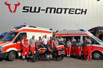 Gruppenfoto: Mitglieder der ehrenamtlichen Motorradstaffel sowie Mitarbeitende der Johanniter RV Mittelhessen beim Sanitätsdienst der Veranstaltung Open House von SW Motech in Rauschenberg (08.06.2024) ( 
