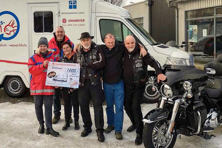 Das Seven Tower Chapter Lübeck überreichte beim Tag der offenen Tür des Harley-Davidson-Händlers Lübeck einen Spendencheck über 1.000 Euro für das Team des Gesundheitsmobils.