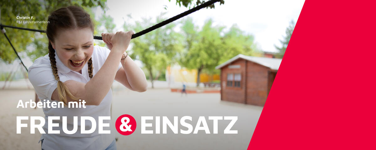 Eine Mitarbeiterin der Johanniter balanciert lachend über ein Kletterseil.