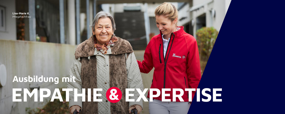 Eine Pflegefachfrau der Johanniter geht mit einer Klientin draußen spazieren.