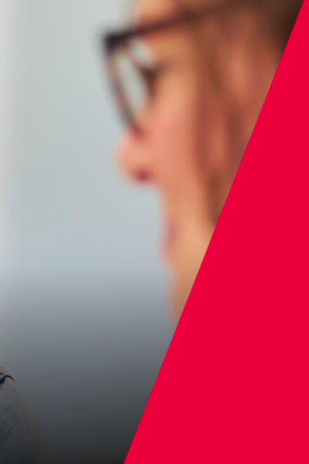 Eine Leiterin im Hausnotruf der Johanniter im Gespräch.