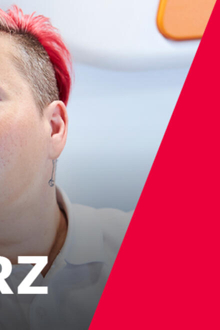 Eine Notfallsanitäterin der Johanniter bereitet eine Infusion vor.