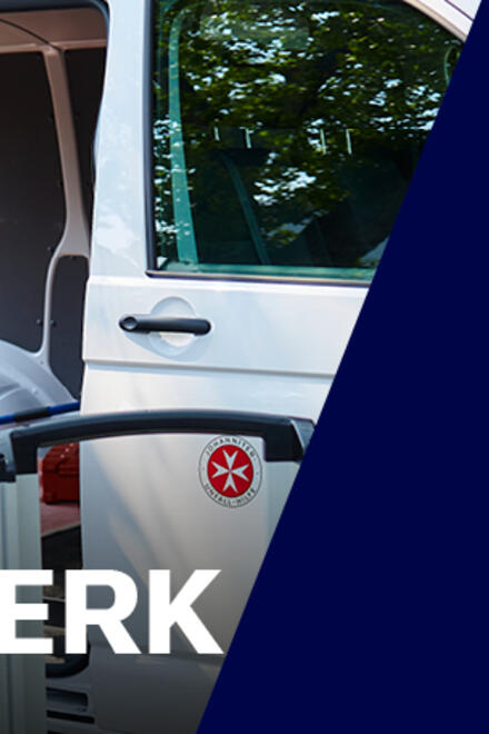 Zwei Hausmeister der Johanniter laden etwas aus einem Transporter.