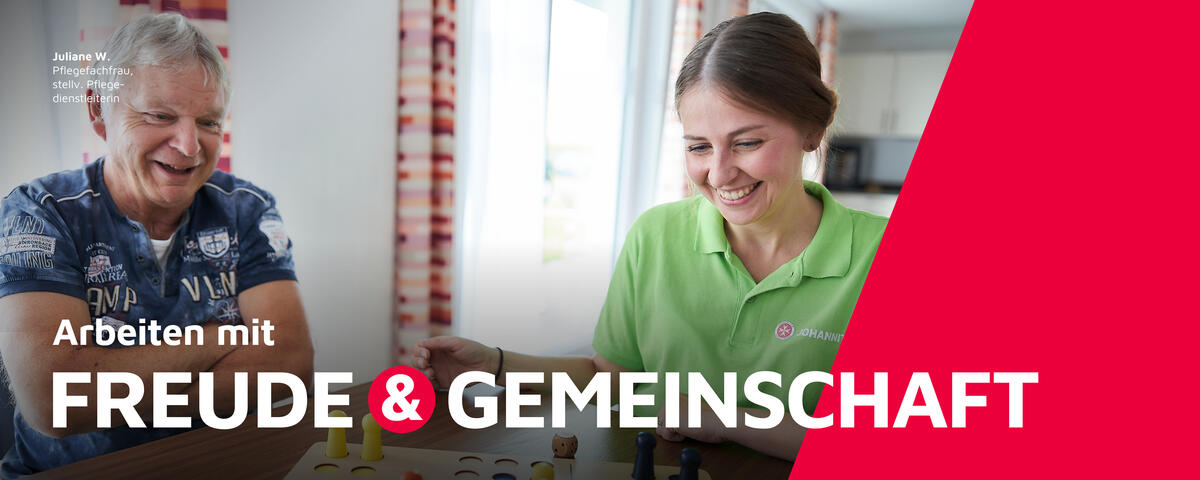Eine Pflegefachfrau und stellvertretende Pflegedienstleiterin der Johanniter sitzt mit einem Klienten am Tisch  und spielt ein Brettspiel.